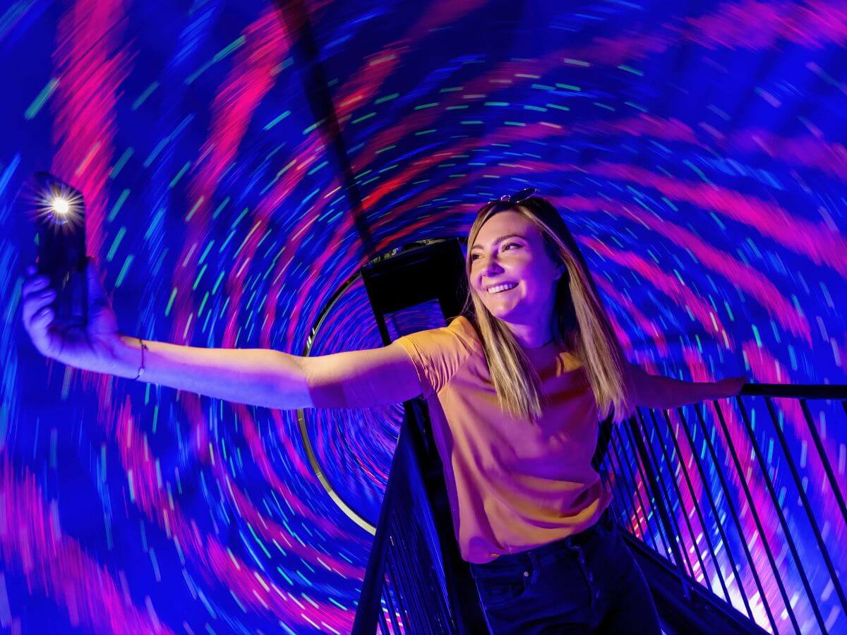 moi home about video poster dubai uae 1200×900